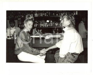 Fotografia d epoca originale 1985 ca COSTUME  Sara CARLSON e il fidanzato Christopher in un bar 1  Foto 1