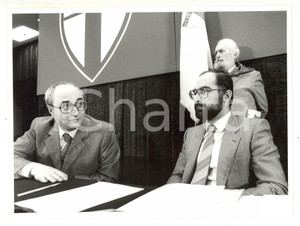 Fotografia d epoca originale 1985 ca MILANO POLITICA Enrico DE MITA Antonio BALLARIN a un convegno DC  Foto 1