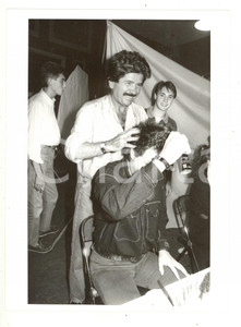 1985 ca ITALIA MUSICA - Il cantante ZUCCHERO in camerino (2) - Foto 18x24 cm