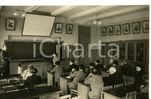 Fotografia d epoca originale 1955 ca MOSCA URSS Socialisti italiani durante lezione in aula Foto 18x13 cm 1