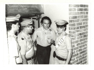 Fotografia d epoca originale 1986 Tribunale di MILANO  Francesco PAZIENZA scortato dai carabinieri 1 Foto 1