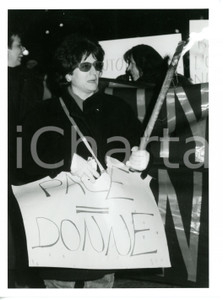 1990 ca ITALIA - DONNE IN NERO Manifestante durante fiaccolata pacifista *Foto