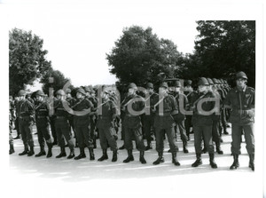 1990 ca ESERCITO ITALIANO Bersaglieri schierati durante esercitazione militare