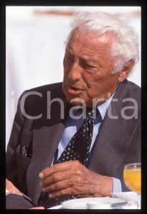 35mm vintage slide* 1998 CERNOBBIO Usa Italy Council - Gianni AGNELLI (1)   Diapositiva d'epoca, in formato 35 mm. CONDIZIONI: VERY GOOD ICharta mette in vendita, sul negozio eBay e in esclusiva sul sito "icharta" il proprio archivio composto da numerose diapositive e negativi fotografici d'epoca, tutti originali e autentici, che attraversano la storia del costume italiano tra gli la fine degli anni Sessanta e Novanta.Si tratta di uno sguardo inedito sull'attualit&agrave;, la politica, la vita quotidiana, il gossip e la cultura, che fotografa il cambiamento della nazione in quest'ultimo scorcio del XX secolo. Un'occasione unica per il mercato del collezionismo, che vede finalmente disponibile un archivio eccezionale per vastit&agrave;, tematiche e condizioni, in un settore (il negativo fotografico e la diapositiva) di assoluta novit&agrave; e dalle interessanti prospettive di investimento.  originale e autentica 1