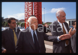 35mm vintage slide* 1995 ca TORINO - LINGOTTO Gianni AGNELLI Paolo FRESCO (1)   Diapositiva d'epoca, in formato 35 mm. CONDIZIONI: VERY GOOD ICharta mette in vendita, sul negozio eBay e in esclusiva sul sito "icharta" il proprio archivio composto da numerose diapositive e negativi fotografici d'epoca, tutti originali e autentici, che attraversano la storia del costume italiano tra gli la fine degli anni Sessanta e Novanta.Si tratta di uno sguardo inedito sull'attualit&agrave;, la politica, la vita quotidiana, il gossip e la cultura, che fotografa il cambiamento della nazione in quest'ultimo scorcio del XX secolo. Un'occasione unica per il mercato del collezionismo, che vede finalmente disponibile un archivio eccezionale per vastit&agrave;, tematiche e condizioni, in un settore (il negativo fotografico e la diapositiva) di assoluta novit&agrave; e dalle interessanti prospettive di investimento.  originale e autentica 1