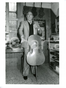1988 CREMONA Anthony QUINN finge di suonare violoncello ^Foto 18x24 cm Fotografia di agenzia, scattata in occasione della visita di Anthony Quinn a Cremona per l'uscita del film "Stradivari". CONDIZIONI: G FORMATO: 18x24 cm     originale e autentica 1