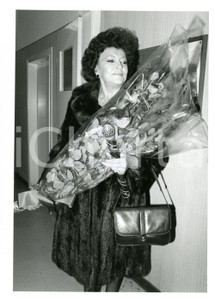 1985 ca COSTUME Ritratto di Nilla PIZZI con omaggio floreale *Foto 18x24 cm