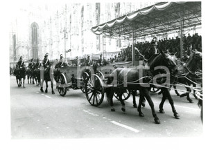 1985 ca DUOMO DI MILANO Artiglieria a cavallo durante rivista militare *Foto
