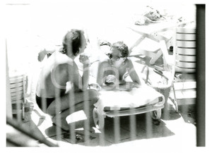 1985 ca COSTUME - RICCHI E POVERI Franco GATTI in piscina - Foto 24x18 cm