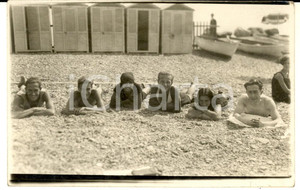 1930 ca LIGURIA - Un gruppo di ragazzi in spiaggia - Foto cartolina VINTAGE