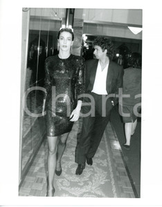 1985 ca COSTUME Francesco NUTI con Clarissa BURT durante una serata di gala 1 Fotografia di agenzia. CONDIZIONI: GFORMATO: 20x25 cm     originale e autentica 1