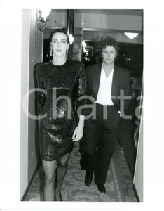 1985 ca COSTUME Francesco NUTI con Clarissa BURT - Serata di gala (2) Fotografia di agenzia. CONDIZIONI: G (ma timbro al verso lievemente sovraimpresso)FORMATO: 20x25 cm     originale e autentica 1