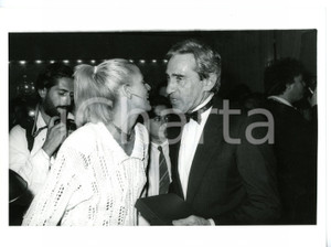 1985ca COSTUME Walter CHIARI e Patrizia CASELLI durante cerimonia di premiazione Fotografia di agenzia. CONDIZIONI: GFORMATO: 24x18 cm  originale e autentica 1