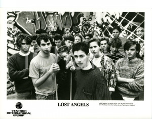 1989 CINEMA "Lost Angels" Adam HOROVITZ con ragazzi Valley Acres Clinic *Foto 1  Fotografia di agenzia. CONDIZIONI: GFORMATO: 24x18 cm    originale e autentica 1
