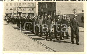 1936 POLONIA Membri di un'associazione sfilano in corteo - Foto cartolina