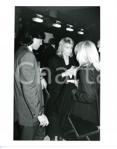 1985 ca COSTUME La conduttrice Roberta TERMALI mangia un toast *Foto 20x25 cm