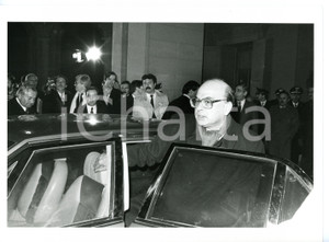 1985 ca POLITICA - PSI Bettino CRAXI sale in auto *Fotografia 24x18 cm