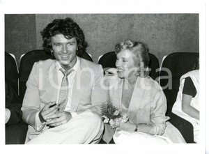 1985 ca COSTUME Patrick DUFFY con la moglie Carlyn ROSSER in platea *Foto 24x18
