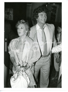 1985 ca COSTUME Patrick DUFFY con la moglie Carlyn ROSSER - Foto 18x24 cm