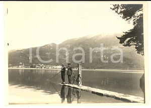 1926 LAGO DI PUSIANO Escursionisti in bici con OGGIONO sullo sfondo *Foto 12x9
