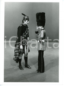 1983 LORETTA GOGGI QUIZ Loretta GOGGI guardia inglese - Gianni BREZZA scozzese *