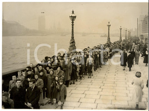 1952 LONDON King GEORGE VI funeral - Londoners queue waiting the coffin *Foto 