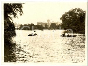1950 ca LONDON St. James's Park Lake - General view with boats *Foto 20x15 cm Fotografia d'epoca, con didascalia coeva al verso.CONDIZIONI: G (ma lieve alone diffuso al margine superiore; lieve alone diffuso)FORMATO: 20x15 cm    originale e autentica 1