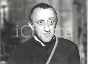 1989 RAI "Il prato delle volpi" Carlo DELLE PIANE nel ruolo del parroco *Foto  Fotografia di agenzia. CONDIZIONI: FAIR (macchie di inchiostro blu nella parte centrale)FORMATO: 24x17 cm     originale e autentica 1