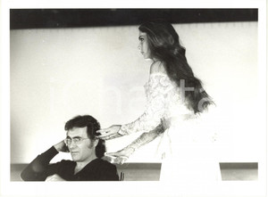 Fotografia d epoca originale 1985 ca COSTUME Romina POWER assiste Al BANO in camerino  Fotografia 24x18 cm 1