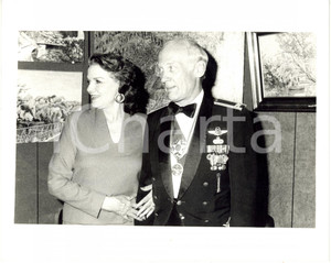 1990 ca USA COSTUME Jane RUSSELL con l'astronauta Buzz ALDRIN - Ritratto *Foto 