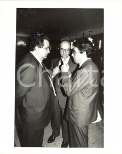 1990 ca MILANO COSTUME - CENTROMARCA Abel AGANBEGYAN parla con Vittorio MERLONI