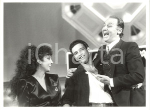 1986 FESTIVAL DI SANREMO - Marcella BELLA Eros RAMAZZOTTI Renzo ARBORE (1) Fotografia di agenzia. CONDIZIONI: G (minimo segno di inchiostro blu nella parte superiore)FORMATO: 24x18 cm     originale e autentica 1