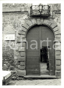1980 ca MONTALCINO (SI) - Ingresso della sezione comunale del Partito Comunista 
