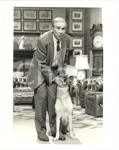 1987 RAI DUE "Giallo" - Enzo TORTORA in scena con un cane - Foto 20x25
