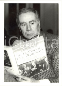 1986 MILANO Convegno POLITEIA *Enzo TORTORA legge "Il transfert del tribunale" 3 Fotografia di agenzia.La rivista &egrave; "Spirali del secondo Rinascimento". CONDIZIONI: G (lievi difetti di stampa)FORMATO: 17x24 cm     originale e autentica 1