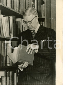 1940 STOCKHOLM Royal Palace - Gustaf VI Adolf of SWEDEN in the library *Foto 