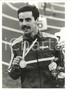 1983 HELSINKI Mondiali atletica leggera - Alberto COVA mostra medaglia d'oro