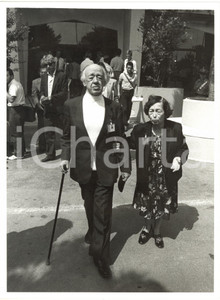 1985 ca COSTUME Eugène IONESCO a passeggio con la moglie Rodica BURILEANU *Foto