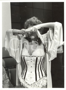 1986 RAI UNO "Io a modo mio" - Stefania SANDRELLI si spoglia in uno sketch (3)