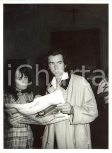 1985 ca COSTUME Bernard-Henri LEVY con il quotidiano "Stampa Sera" - Foto