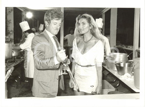 1985 ca ITALIA COSTUME - Mario MARENCO ed Eleonora VALLONE in cucina (2) *Foto