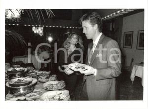 1985 ca ITALIA COSTUME - L'attrice Eleonora VALLONE al buffet di un evento (1)