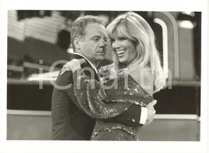 1983 CANALE 5 "Premiatissima" - Johnny DORELLI balla con Amanda LEAR Foto