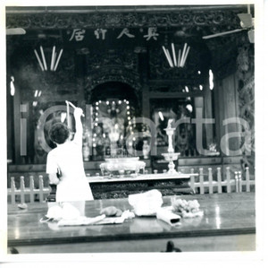 1968 TAIPEI (TAIWAN) Po-On Kung - Woman lighting a candle *Foto ARTISTICA 12x12