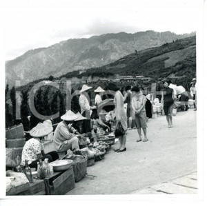 1968 TIENHSIANG (TAIWAN) Taroko Gorge - Hawkers in traditional clothes - Photo