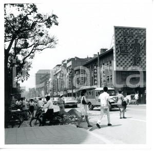 1968 TAIPEI (TAIWAN) View of a busy street in the central district *Photo 12x12 Fotografia d'epoca. CONDIZIONI: G (ma piccoli strappi al verso dovuti alla rimozione di nastro adesivo)FORMATO: 12x12 cm     originale e autentica 1