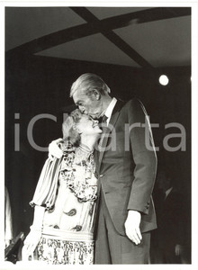 1990 ca CINEMA - James STEWART bacia June ALLYSON sul palco *Foto 18x24