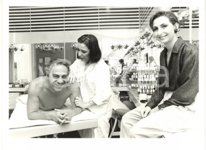 1985 ca ITALIA COSTUME Nino MANFREDI e Jill VERGOTTINI in un centro estetico (1)