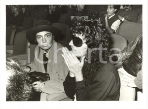 1985 ca ITALIA MUSICA - Loredana BERTÈ con Renato ZERO in platea (3) *Foto 24x18