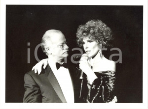 Fotografia d epoca originale 1985 ITALIA MUSICA  Ornella VANONI e Gino PAOLI in concerto 4 Foto 24x18 cm 1